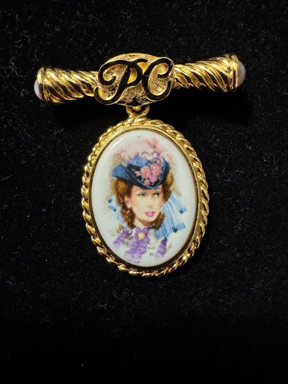 Vintage 96-97 Avon President’s Club (Award) Cameo Brooch